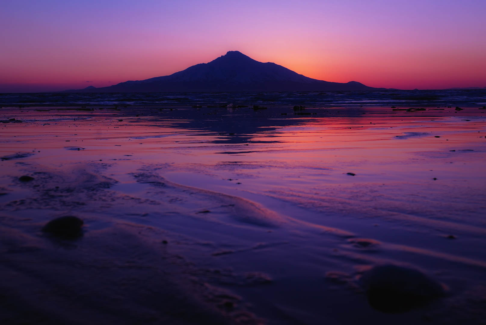 宗谷管内稚内市にある利尻富士のリフレクションの写真、CHI_KO Photo GalleryではSONYα7Ⅲで撮影した風景写真のダウンロードが可能です