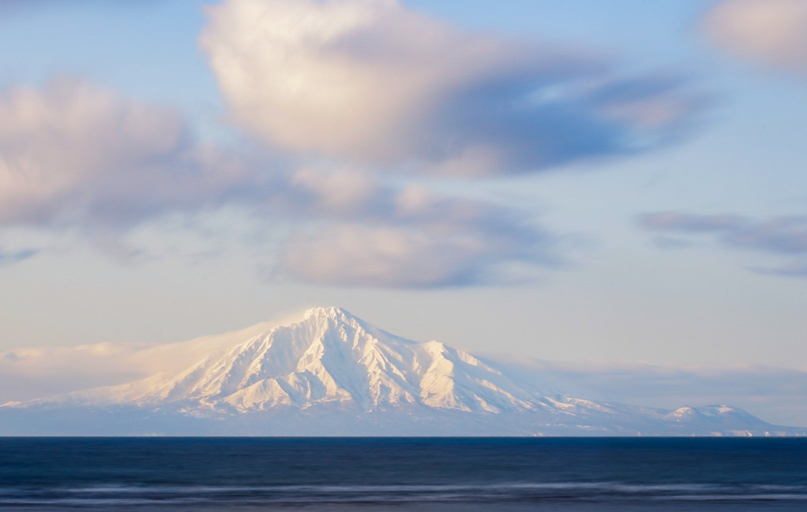 宗谷管内稚内市にある冬の利尻富士の写真、CHI_KO Photo GalleryではSONYα7Ⅲで撮影した風景写真のダウンロードが可能です