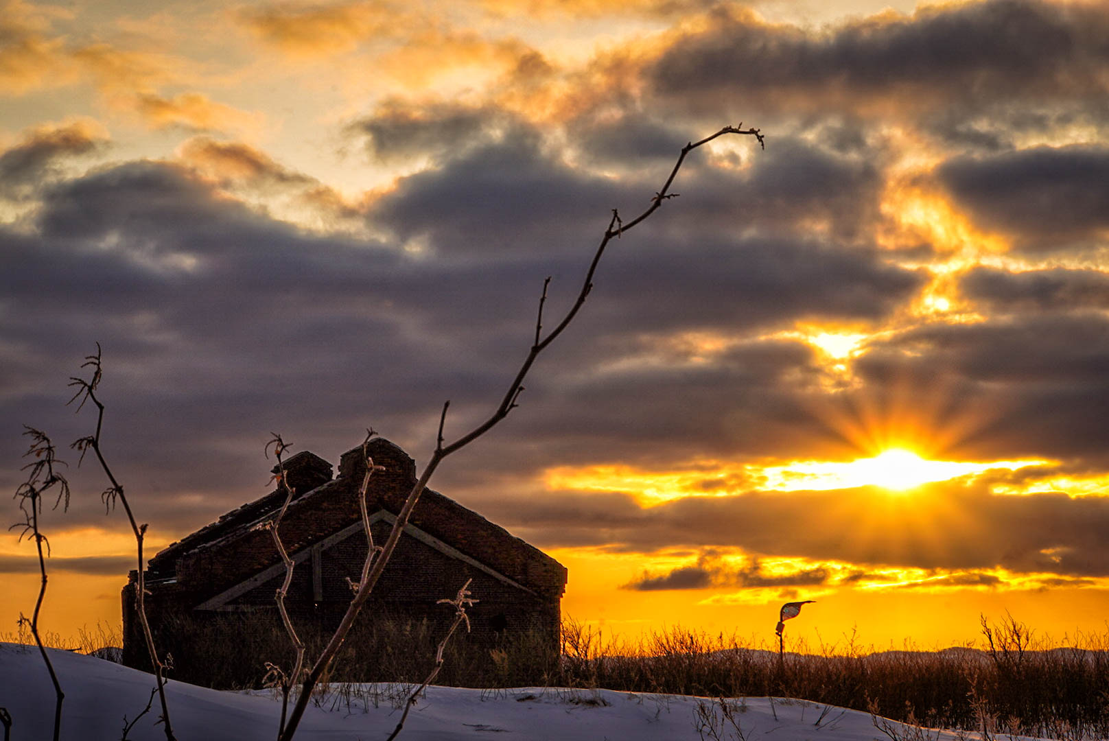 宗谷管内稚内市にある歴史的建造物「旧秋田木材工場発電所」の朝日の写真、CHI_KO Photo GalleryではSONYα7Ⅲで撮影した風景写真のダウンロードが可能です