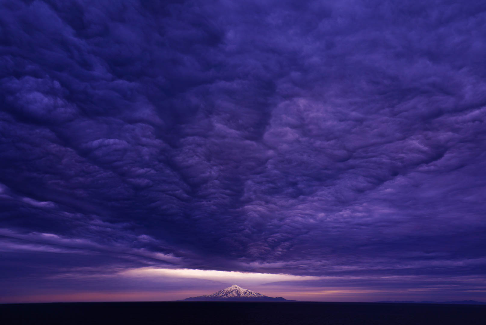 宗谷管内稚内市にある夕日ヶ丘パーキングから撮影した利尻富士と積乱雲の写真、CHI_KO Photo GalleryではSONYα7Ⅲで撮影した風景写真のダウンロードが可能です