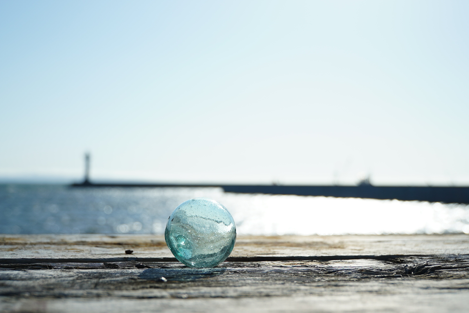 稚内市富磯港で見つけたガラス玉と海岸線の写真、CHI_KO Photo GalleryではSONYα7Ⅲで撮影した風景写真のダウンロードが可能です