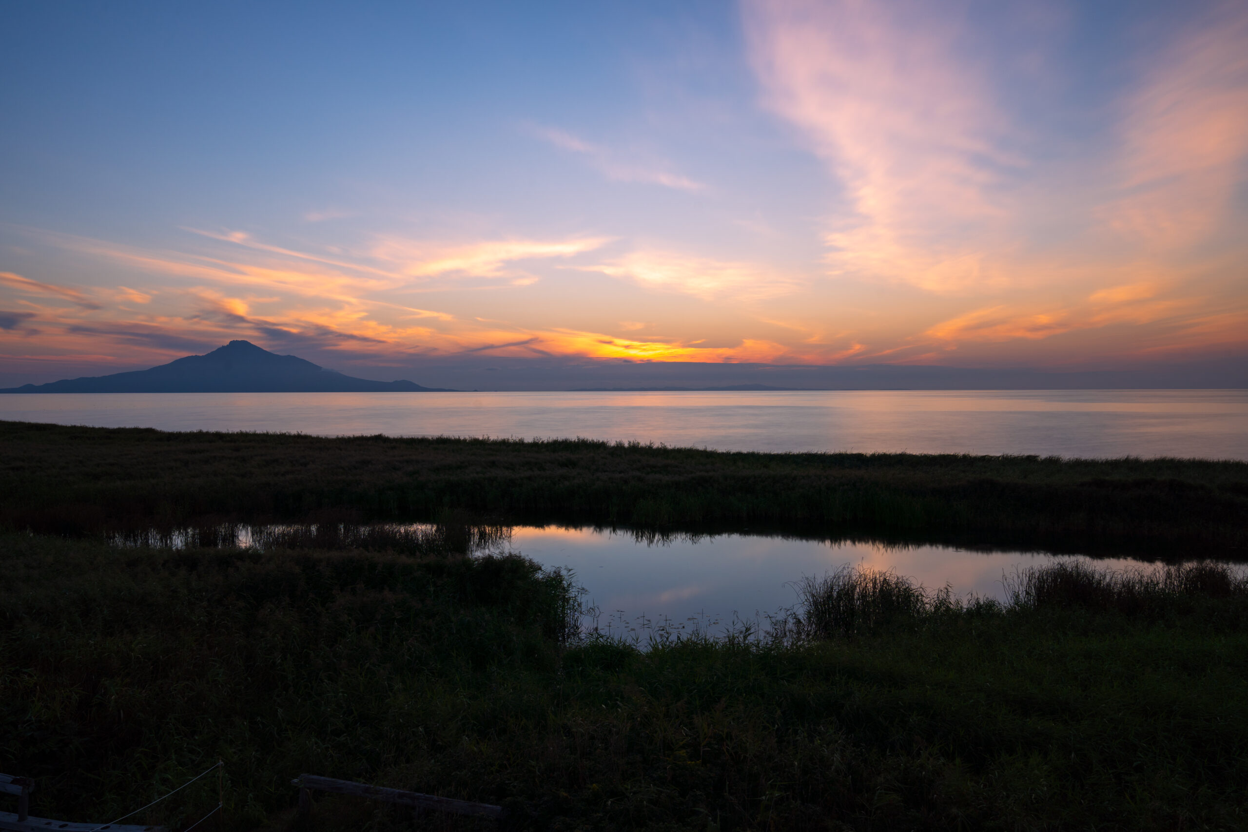 稚内市宗谷サンセットロード沿いにあるこうほねの家から見た夕日と利尻富士の写真、CHI_KO Photo GalleryではSONYα7Ⅲで撮影した風景写真のダウンロードが可能です